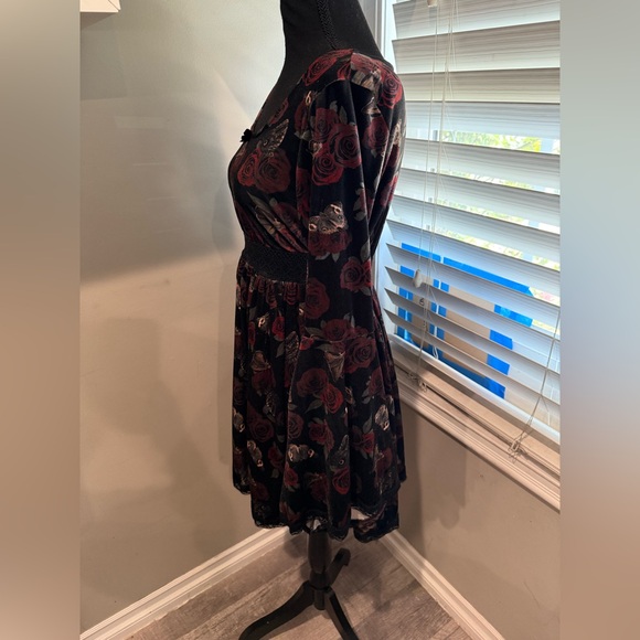 Thorn & Fable Rose Moth Velvet Bell Sleeve
Dress - Picture 6 of 7